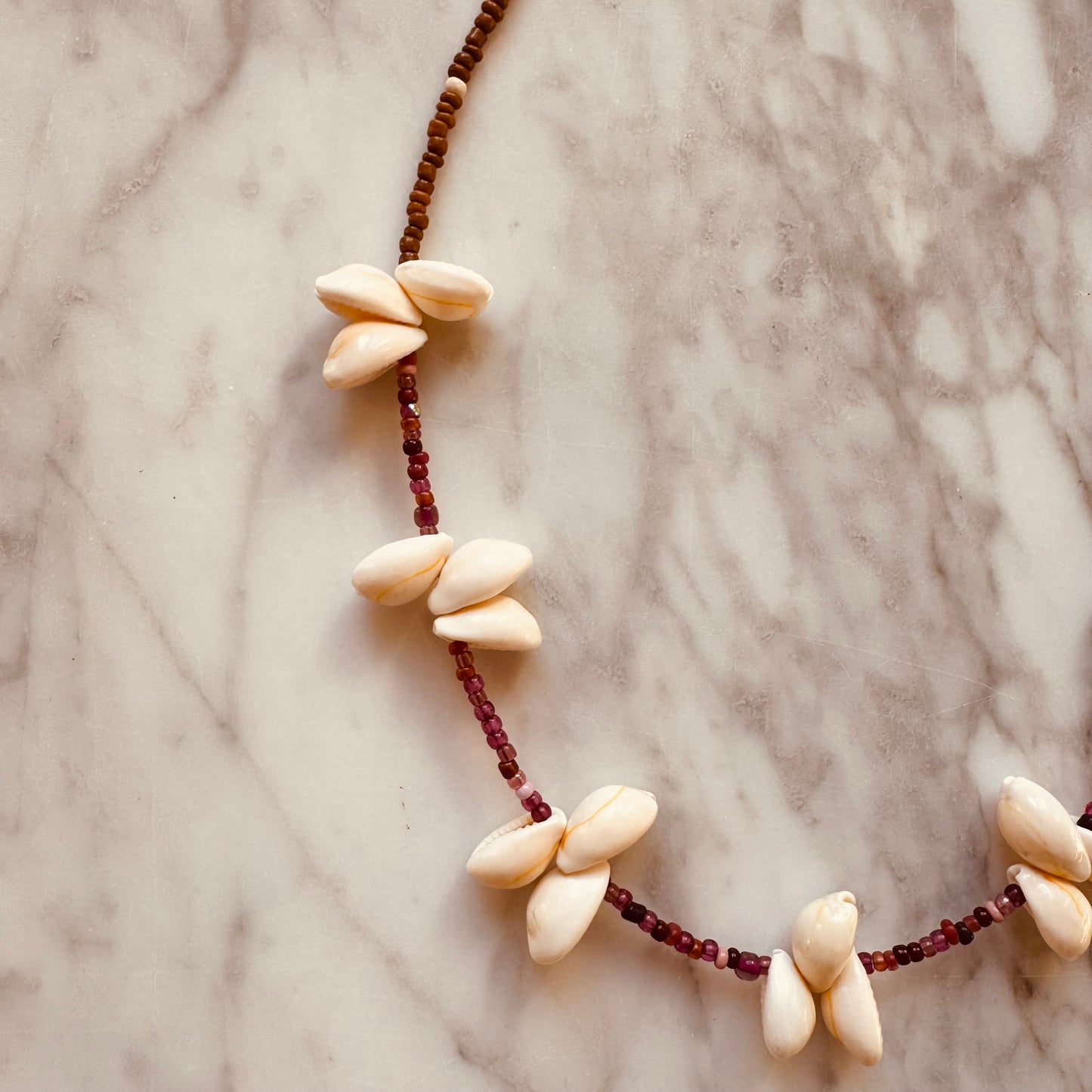 NECKLACE RASBERRY BROWN SHELLS
