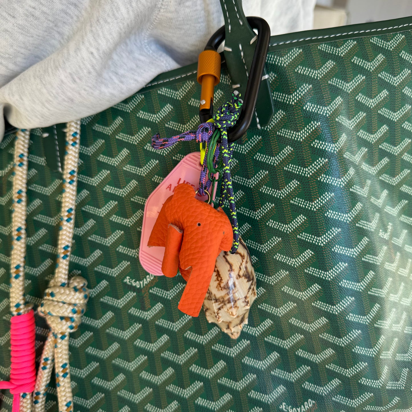 KEYCHAIN WHITE PINK BLUE