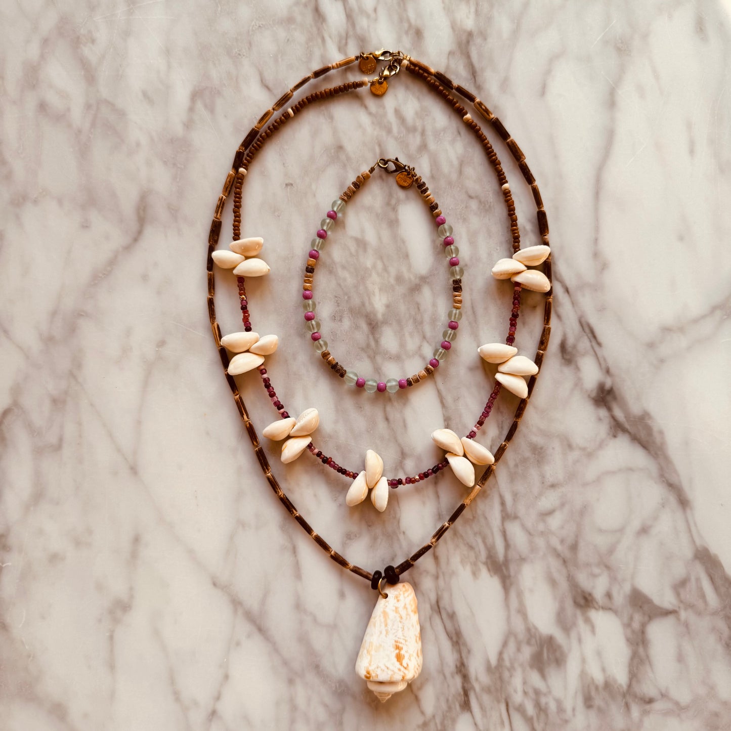 NECKLACE RASBERRY BROWN SHELLS