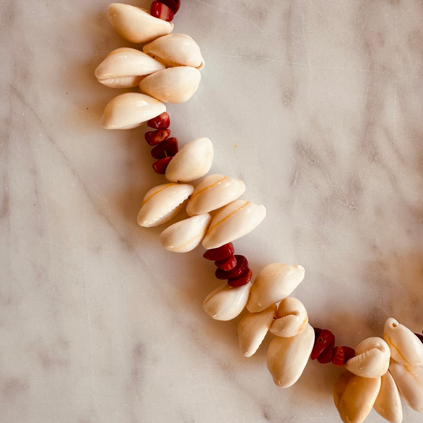 NECKLACE RED SHELLS